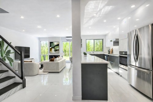 Vue d'ensemble - 6794 Ch. Louis-Pasteur, Côte-Saint-Luc, QC - Indoor Photo Showing Kitchen With Upgraded Kitchen