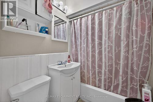 186 Seneca Avenue, Hamilton, ON - Indoor Photo Showing Bathroom