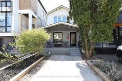 787 SAMMON AVENUE Toronto, ON M4C 2E6