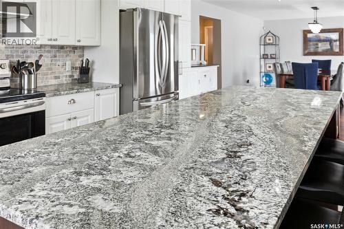 404 Dalgliesh Drive, Regina, SK - Indoor Photo Showing Kitchen With Upgraded Kitchen