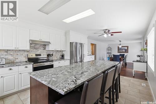 404 Dalgliesh Drive, Regina, SK - Indoor Photo Showing Kitchen With Upgraded Kitchen