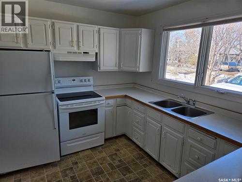 718 98Th Avenue, Tisdale, SK - Indoor Photo Showing Kitchen With Double Sink