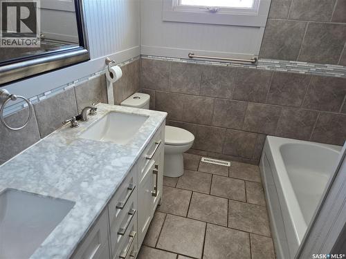 718 98Th Avenue, Tisdale, SK - Indoor Photo Showing Bathroom