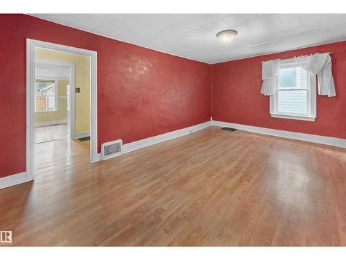 11038 84 Av Nw, Edmonton, AB - Indoor Photo Showing Other Room