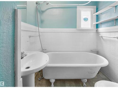 11038 84 Av Nw, Edmonton, AB - Indoor Photo Showing Bathroom