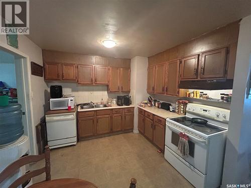 514 W Avenue S, Saskatoon, SK - Indoor Photo Showing Kitchen With Double Sink