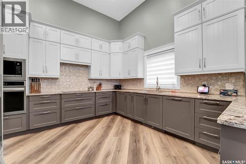 303 Brookmore Crescent, Saskatoon, SK - Indoor Photo Showing Kitchen With Upgraded Kitchen