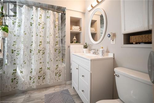 18 Armstrong Avenue, Hamilton, ON - Indoor Photo Showing Bathroom
