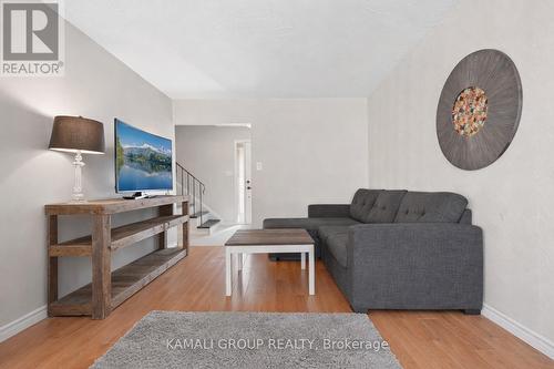 582 Lakeview Avenue, Oshawa, ON - Indoor Photo Showing Living Room