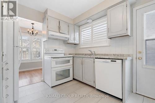 582 Lakeview Avenue, Oshawa, ON - Indoor Photo Showing Kitchen