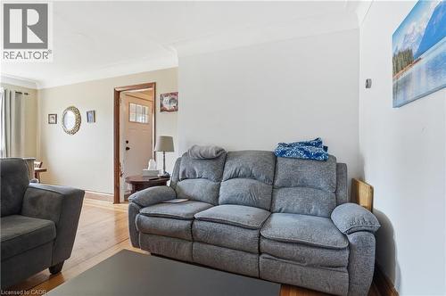 21 Weir Street N, Hamilton, ON - Indoor Photo Showing Living Room