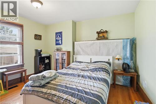 21 Weir Street N, Hamilton, ON - Indoor Photo Showing Bedroom