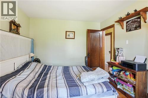 21 Weir Street N, Hamilton, ON - Indoor Photo Showing Bedroom
