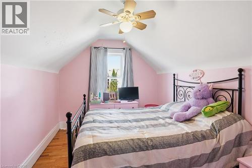 21 Weir Street N, Hamilton, ON - Indoor Photo Showing Bedroom
