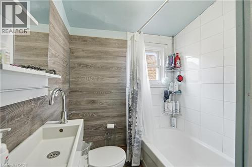 21 Weir Street N, Hamilton, ON - Indoor Photo Showing Bathroom
