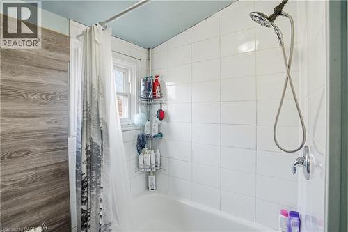 21 Weir Street N, Hamilton, ON - Indoor Photo Showing Bathroom