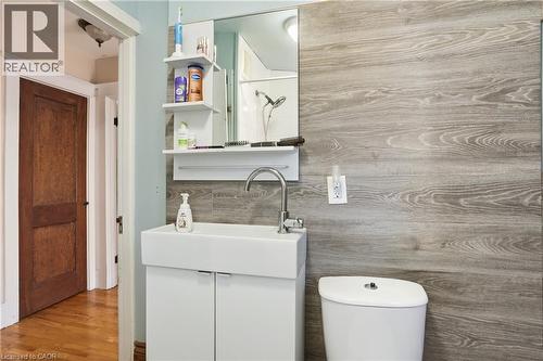21 Weir Street N, Hamilton, ON - Indoor Photo Showing Bathroom