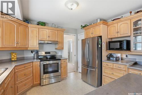 911 Chotem Crescent, Saskatoon, SK - Indoor Photo Showing Kitchen