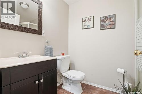 911 Chotem Crescent, Saskatoon, SK - Indoor Photo Showing Bathroom