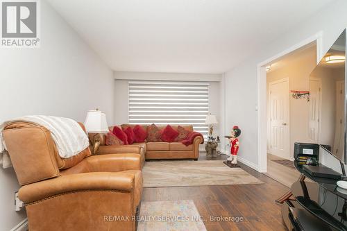 6 Lauderdale Road, Brampton, ON - Indoor Photo Showing Living Room