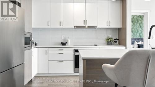 415 - 1575 Lakeshore Road W, Mississauga, ON - Indoor Photo Showing Kitchen With Upgraded Kitchen