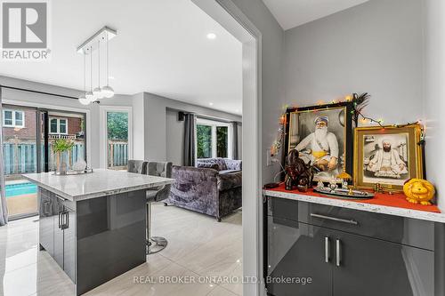 1221 Creekside Drive, Oakville, ON - Indoor Photo Showing Kitchen With Upgraded Kitchen