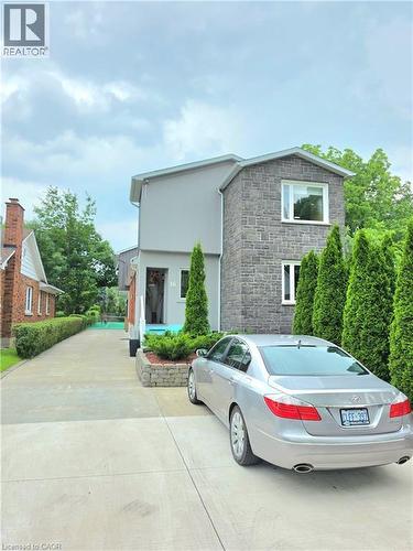 Long driveway with ample parking leading to the tennis court - 16 Forest Hill Road, St. Catharines, ON - Outdoor