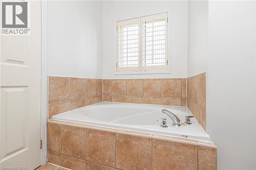 102 Moore Crescent, Ancaster, ON - Indoor Photo Showing Bathroom