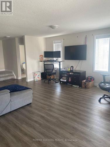 80 Progress Crescent, Kitchener, ON - Indoor Photo Showing Living Room