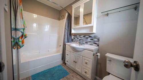 920 22Nd Avenue, Cranbrook, BC - Indoor Photo Showing Bathroom