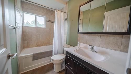 920 22Nd Avenue, Cranbrook, BC - Indoor Photo Showing Bathroom