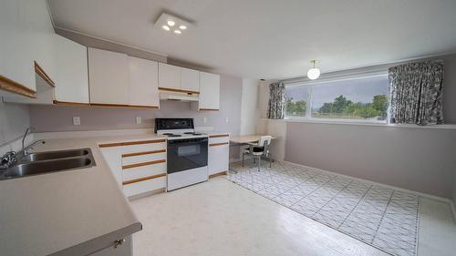 920 22Nd Avenue, Cranbrook, BC - Indoor Photo Showing Kitchen With Double Sink