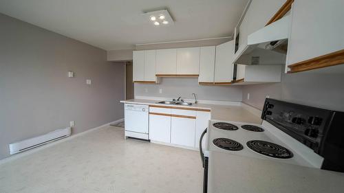 920 22Nd Avenue, Cranbrook, BC - Indoor Photo Showing Kitchen With Double Sink