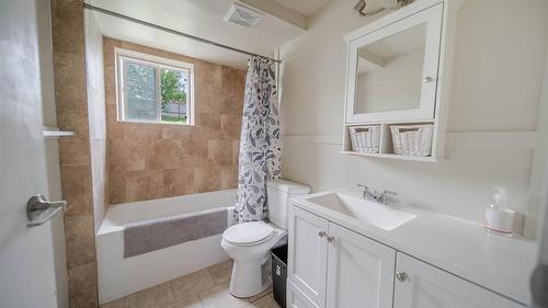 920 22Nd Avenue, Cranbrook, BC - Indoor Photo Showing Bathroom