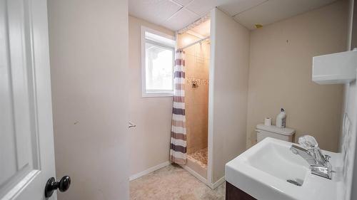 920 22Nd Avenue, Cranbrook, BC - Indoor Photo Showing Bathroom