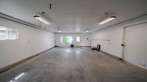 920 22Nd Avenue, Cranbrook, BC - Indoor Photo Showing Garage