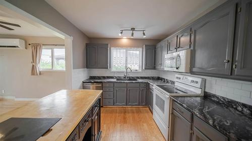 920 22Nd Avenue, Cranbrook, BC - Indoor Photo Showing Kitchen