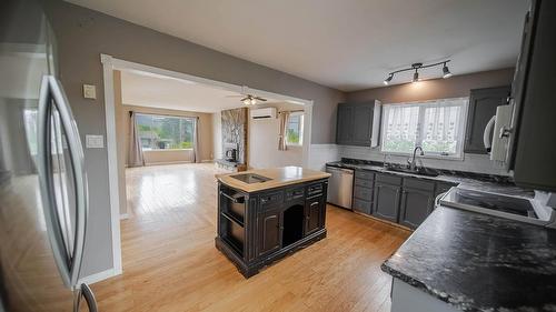 920 22Nd Avenue, Cranbrook, BC - Indoor Photo Showing Kitchen