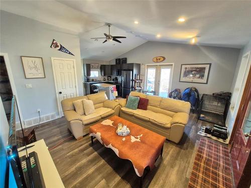 53 Railway Avenue, Clanwilliam, MB - Indoor Photo Showing Living Room