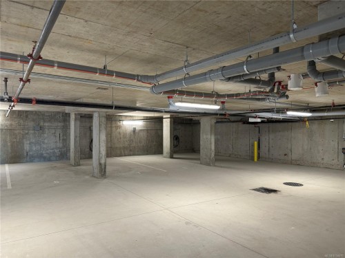 402-201 Dogwood Dr, Ladysmith, BC - Indoor Photo Showing Garage
