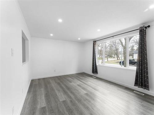 18 Dorge Dr, Winnipeg, MB 