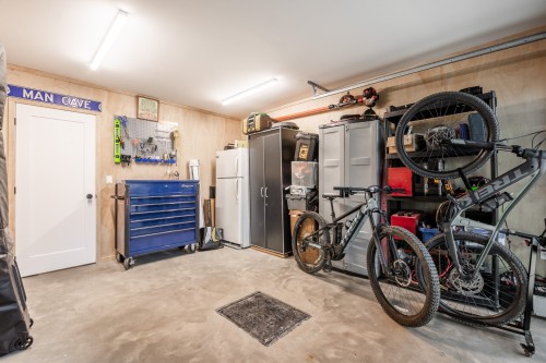 Garage - 79 Ch. Mayer, Potton, QC - Indoor Photo Showing Garage