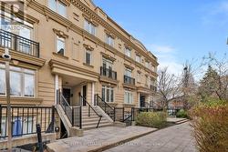 08 - 60 CARR STREET Toronto, ON M5T 1B7