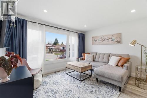 6 Broken Oak Crescent, Kitchener, ON - Indoor Photo Showing Living Room