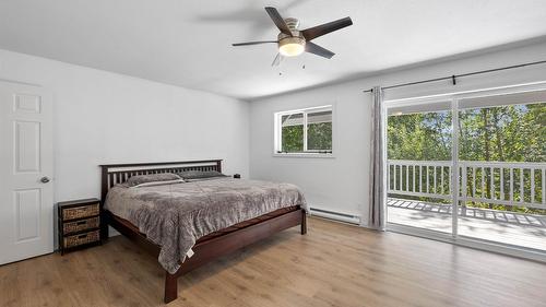 2725 Vickers Trail, Anglemont, BC - Indoor Photo Showing Bedroom