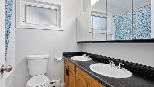 2725 Vickers Trail, Anglemont, BC - Indoor Photo Showing Bathroom