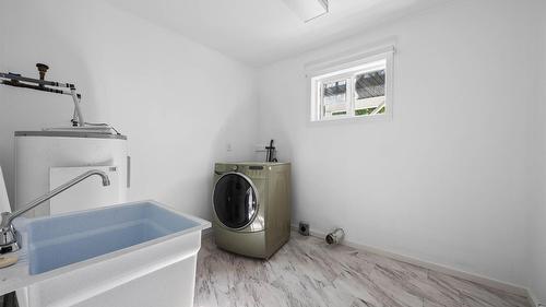 2725 Vickers Trail, Anglemont, BC - Indoor Photo Showing Laundry Room