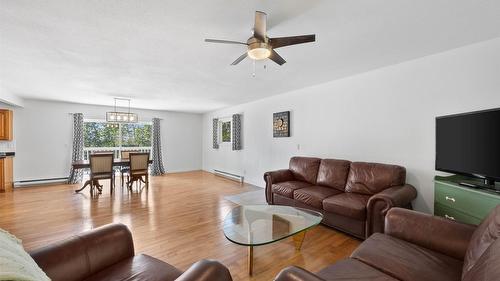 2725 Vickers Trail, Anglemont, BC - Indoor Photo Showing Living Room