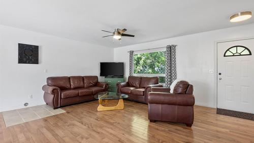 2725 Vickers Trail, Anglemont, BC - Indoor Photo Showing Living Room