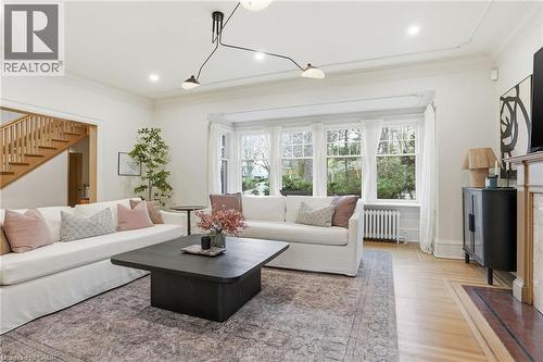 18 Inglewood Drive, Hamilton, ON - Indoor Photo Showing Living Room